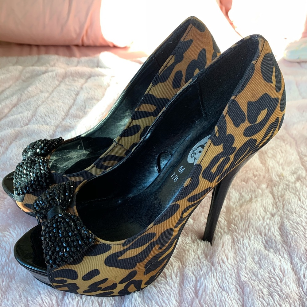 🛍rue21 Leopard Print Peep Toe Pumps